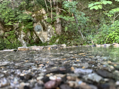 ウェストン碑前の湧き水