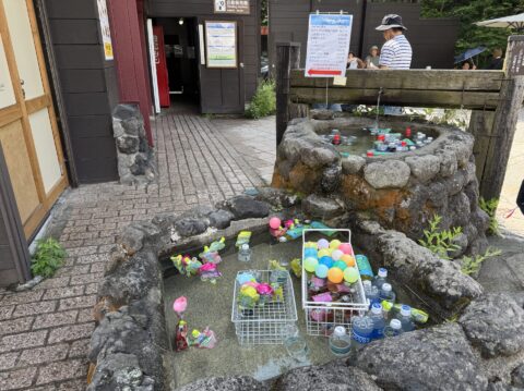 上高地河童橋 上高地のおみやげや横 湧き水の水汲み場