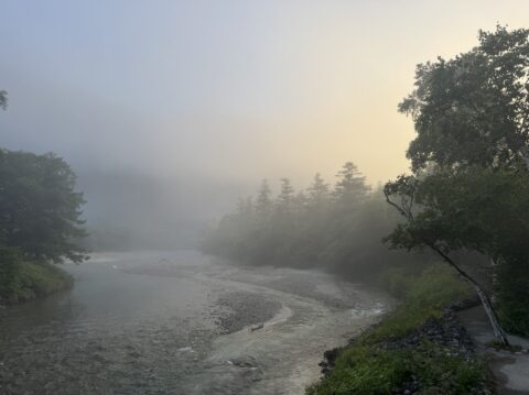 河童橋から見る穂高連峰と朝もや