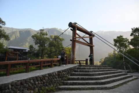上高地・早朝の河童橋と穂高連峰