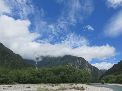 上高地・雲がかかった穂高連峰
