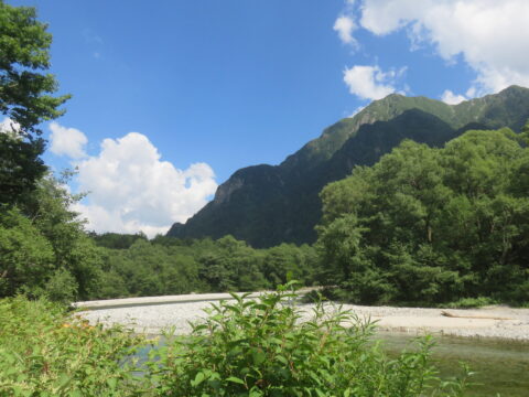 上高地・夏の雲と六百山＆梓川