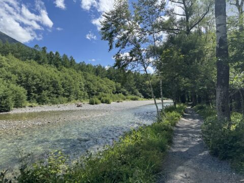 上高地梓川沿い 河童橋からウェストン碑方面へ歩く右岸道