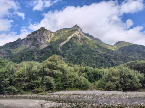 上高地・秋の梓川と明神岳
