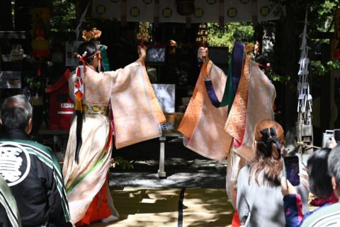 上高地・明神池の穂高神社奥宮例大祭で奉納される巫女さんの舞