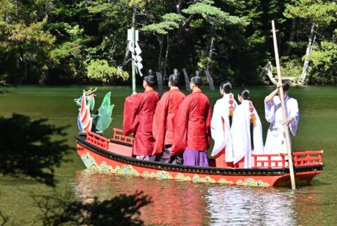 上高地・明神池で雅楽を奏でながら進むお船祭りの船　2026年10月8日撮影